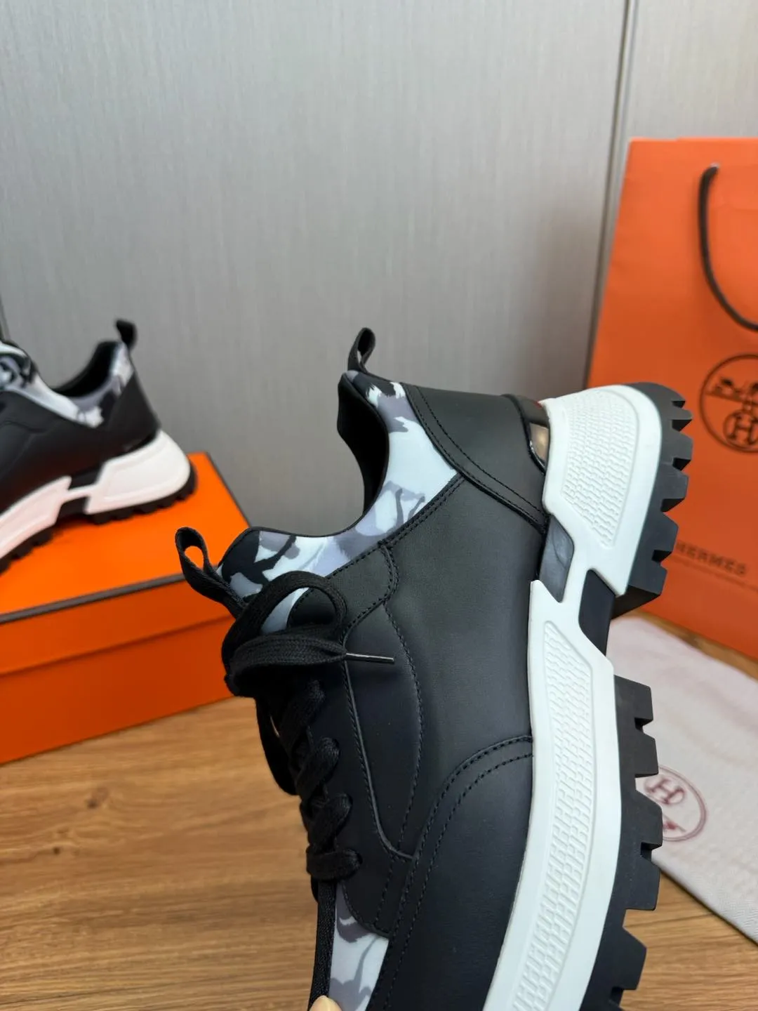 Men's men's shoes 💰780💰 HERMES/Hermès ** men's sports shoes The uppers are made of printed high-tech jersey fabric and calfskin sports shoes. The oversized sole features a geometric pattern and signature "H" detailing for an outdoor style. Black rubber sole, white rubber midsole, black and orange rubber inserts, tundra green lambskin insole, black high-tech canvas lining! Size: 39-40-41-42-43-44 (customized in 38.45)